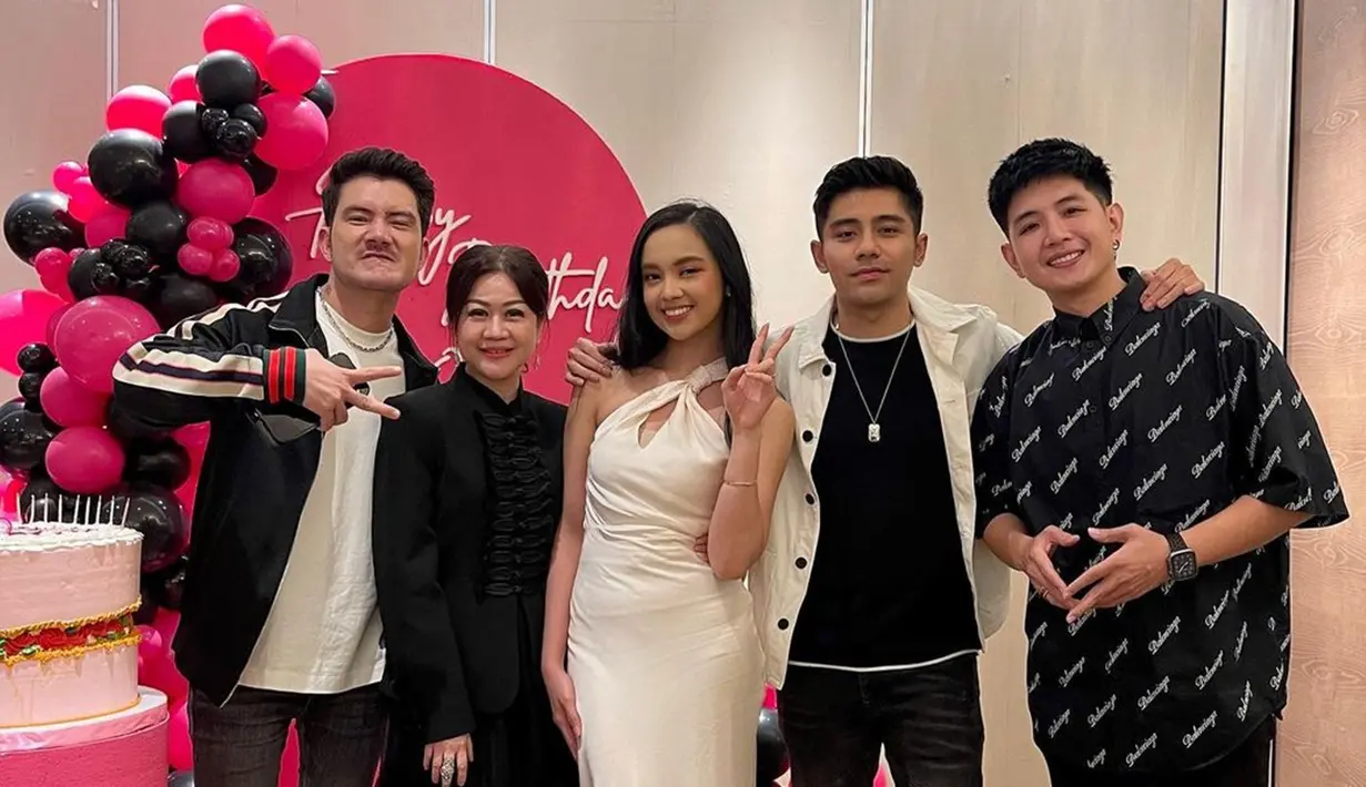 Menginjak usia 20 tahun, penyanyi dengan nama lengkap Lyodra Margareta Ginting ini makin dewasa. Dengan polesan makeup natural, sahabat Ziva Magnolya ini kian pancarkan pesonanya. Tak hanya Lyodra, keluarga dan sahabat juga ikut bahagia karena usia Lyodra bertambah. Pose rangkul Lyodra bikin salah fokus, Riza dan Lyodra didoakan langgeng dan berjodoh. (Liputan6.com/IG/@rizasyah_14)