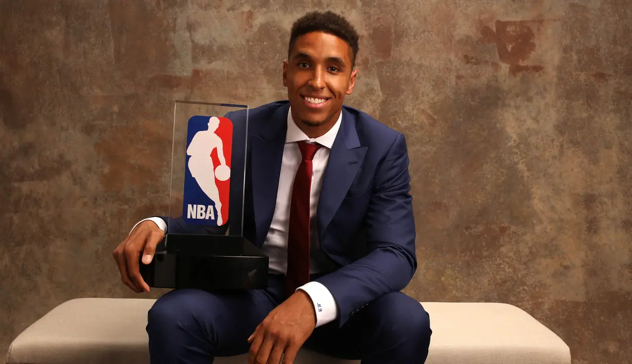 Pebasket Milwaukee Bucks, Malcolm Brogdon, berhasil meraih penghargaan Rookie of the Year pada NBA Awards 2017 di Basketball City, New York, Senin (26/6/2017). (NBAE via Getty Images/Michael J LeBrecht II)