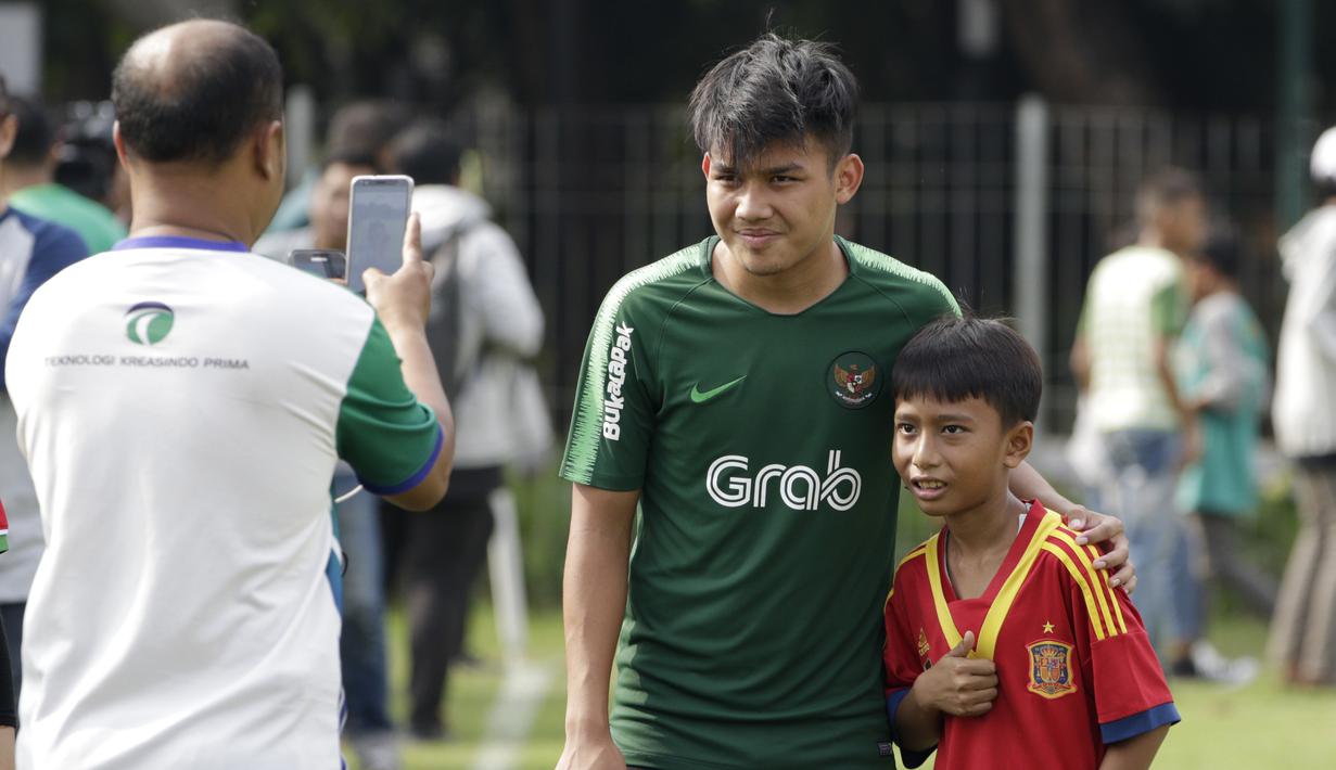 Pemain Timnas Indonesia U-22, Witan Sulaeman, foto bersama fans saat latihan di Lapangan ABC, Senayan, Jakarta, Sabtu (12/1). Witan menjadi pemain termuda dalam seleksi Timnas Indonesia U-22 dengan usia 17 tahun. (Bola.com/M Iqbal Ichsan)
