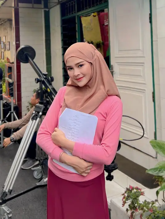 Bella Bonita memang memiliki bakat akting yang hebat. Saat syuting, Bella pernah mendapatkan peran perempuan berhijab. Gaya Bella saat berhijab pun berhasil tuai atensi publik. (Liputan6.com/IG/bellabonita_r.a)