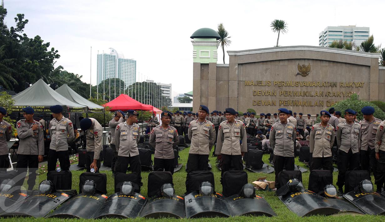 Sejumlah petugas kepolisian berjaga saat Aksi 212 - Jilid 2 di Kompleks Parlemen, Senayan, Jakarta, Senin (20/2). Kurang lebih 10 ribu Pasukan Prajurit Gabungan TNI-Polri di terjunkan saat Aksi tersebut. (Liputan6.com/Johan Tallo)
