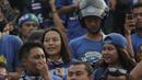 Aksi Supoeter Wanita saat mendukung tim kesayanngya Persib Bandung di Stadion Si Jalak Harupat, Bandung, Sabtu (24/10/2015). (Bola.com / Nicklas Hanoatubun)