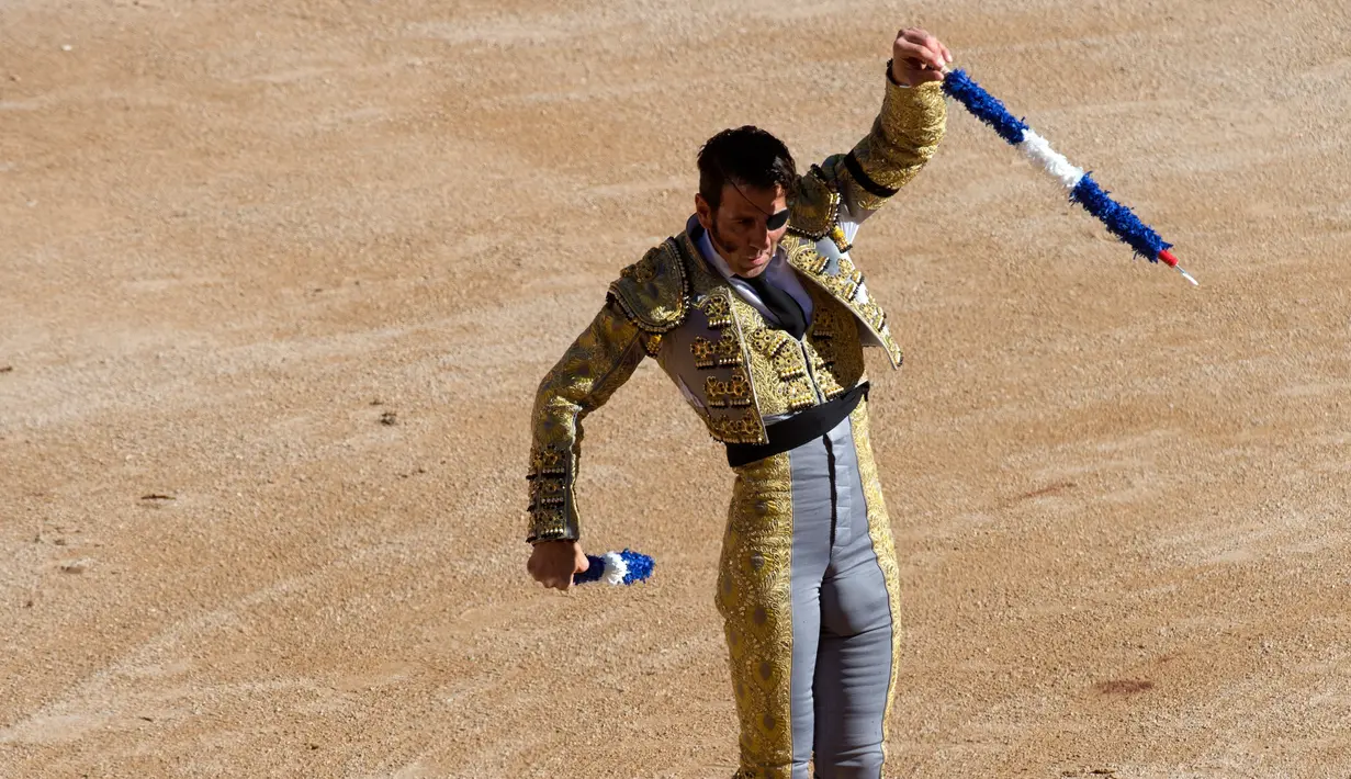 Matador Spanyol, Jose Padilla bersiap untuk menusuk banteng dengan Banderillas saat Fermin Festival San di Pamplona pada 12 Juli 2016.( AFP PHOTO / MIGUEL RIOPA)