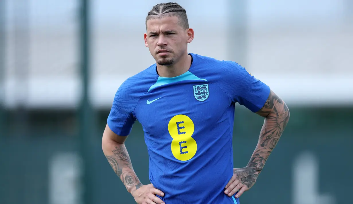 Gelandang Manchester City, Kalvin Phillips saat menjalani sesi latihan bersama Timnas Inggris di pusat latihan Manchester United, Carrington Training Ground, Manchester (17/6/2023) sebagai persiapan menghadapi Makedonia Utara pada laga Grup C Kualifikasi Euro 2024. (FB/England Football Team)