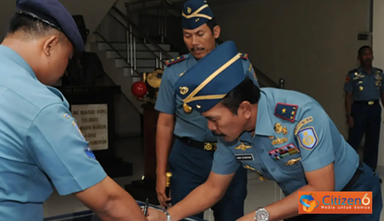 Citizen6, Surabaya: Gubernur AAL Mengisi Buku Tamu dalam Rangka kunjungan resmi dengan Komandan Kobangdikal Laksda TNI Djoko Teguh Wahojo. (Pengirim: Penkobangdikal).