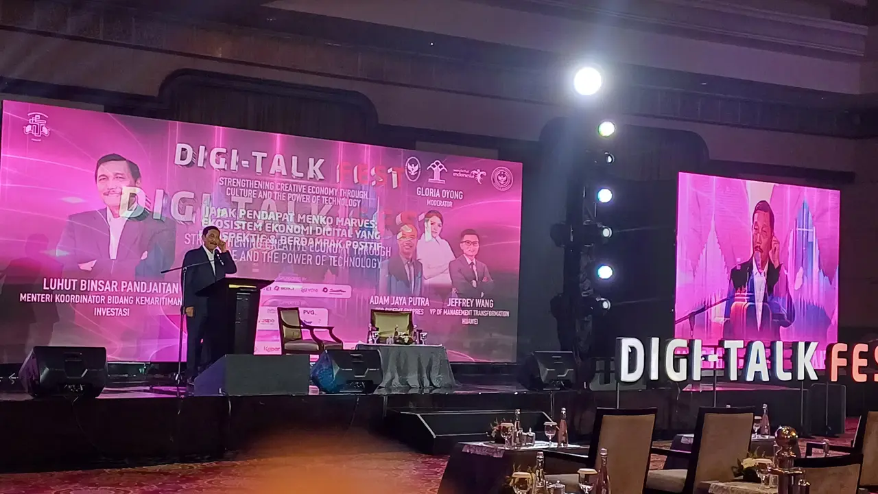 Menteri Koordinator Bidang Kemaritiman dan Investasi Luhut Binsar Pandjaitan dalam acara Digi-Talk Fest di Ritz Carlton Mega Kuningan Hotel, Jakarta, Rabu (13/9/2023). (Maulandy/Liputan6.com)
