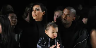 Kim Kardashian, terkenal akan sosok selebriti yang haus akan popularitasnya di Hollywood. Kim akan melakukan hal apapun demi meraup banyak uang dan keluarga nya tetap menjadi pusat sorotan. (AFP/Bintang.com)