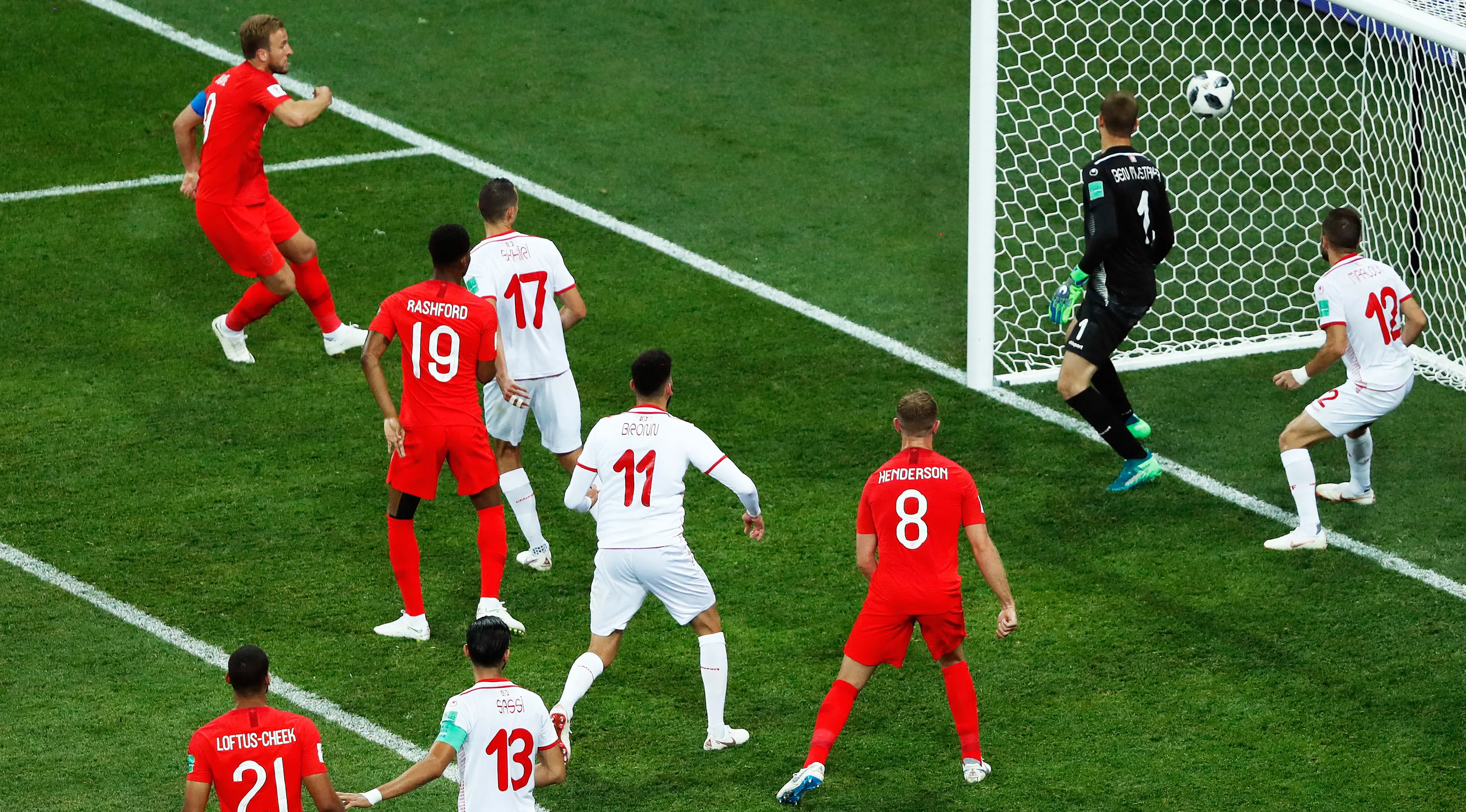 Pemain Inggris, Harry Kane (kiri) saat mencetak gol ke gawang Tunisia dalam penyisihan Grup G Piala Dunia 2018 di Volgograd Arena, Volgograd, Rusia, Senin (18/6). (AP Photo/Rebecca Blackwell)