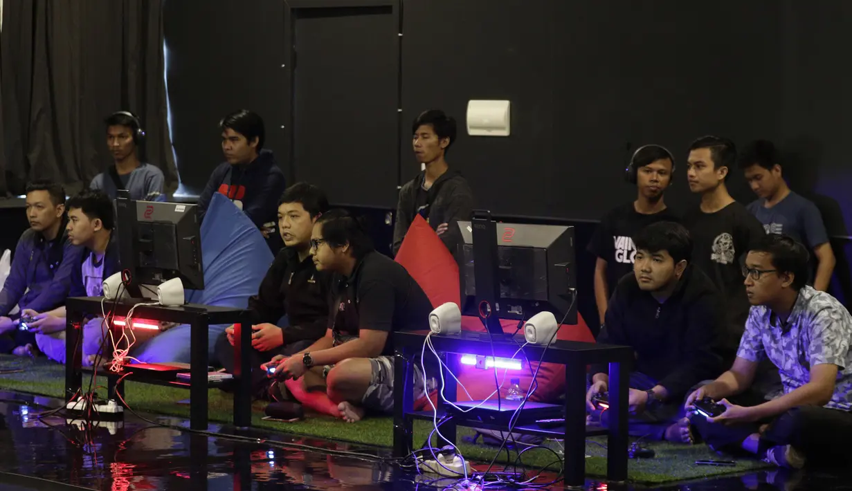 Sejumlah peserta mengikuti laga penyisihan seleksi Liga 1 PES Series Jakarta di Pluit, Jakarta, Sabtu, (19/1). Nantinya pemenang akan mewakili Indonesia di ajang Liga 1 PES Asia di Thailand. (Bola.com/M. Iqbal Ichsan)