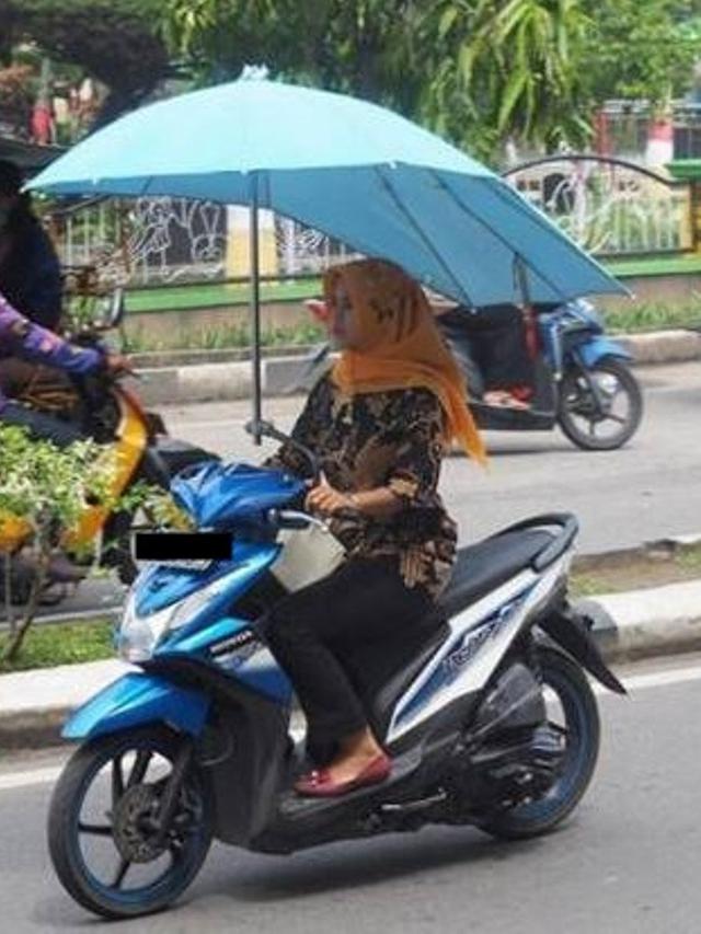 Bikin Geregetan, 7 Gaya Cewek di Indonesia Kalo Naik Motor