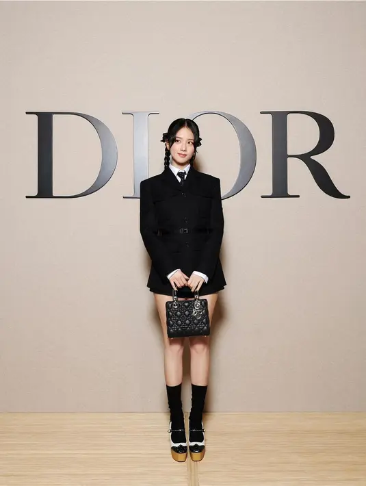 Jisoo BLACKPINK hadiri pertunjukkan busana Dior AW24 di Paris Fashion Week 2024. [@sooyaaa__]