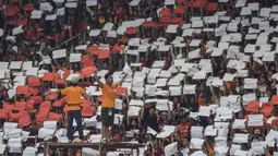 Suporter Persija Jakarta, The Jakmania, melakukan koreografi ketika memberikan dukungan saat melawan Bali United pada final Piala Presiden di SUGBK, Jakarta, Sabtu (17/2/2018). Persija menang 3-0 atas Bali United. (Bola.com/Vitalis Yogi Trisna)