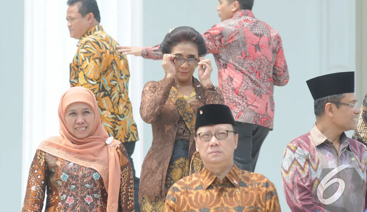 Susi Pudjiastuti membetulkan letak kacamatanya saat bersiap-siap melakukan foto bersama di Istana Negara, Jakarta, Senin (27/10/2014). (Liputan6.com/Herman Zakharia)