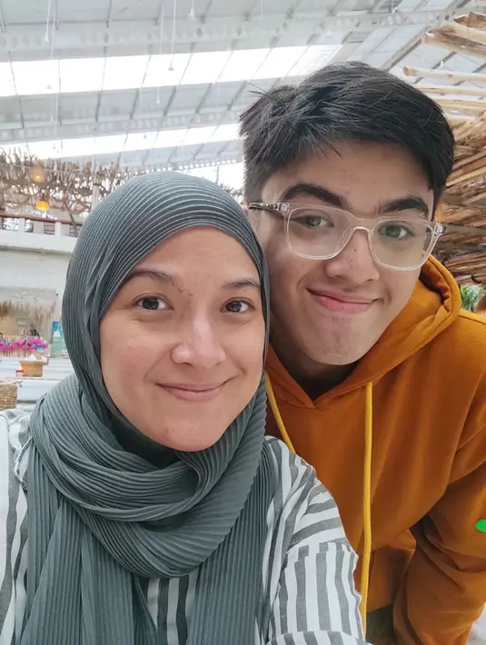 <p>Putra Andhara Early yang lahir pada 2005 kini sudah beranjak remaja. Seperti diketahui, anak yang bernama Maghali Inala Netar ini sudah berumur 17 tahun. [Foto: instagram.com/andharaearly]</p>
