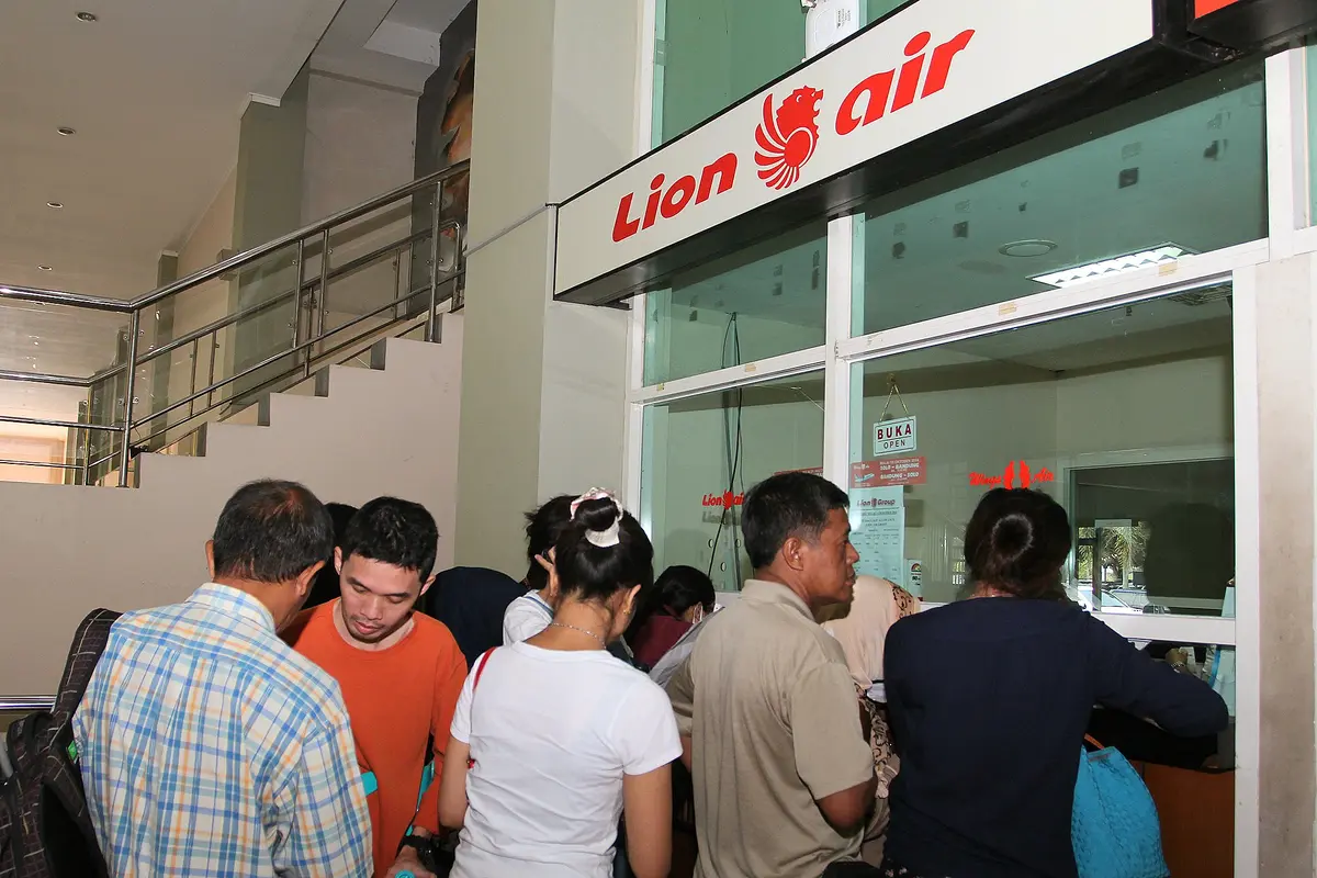 Antrean penumpang di loket Lion Air