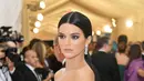 Kendall Jenner pun menjadi salah satu selebriti yang diperhatikan dalam premier Girls of The Sun itu. (LOIC VENANCE / AFP)