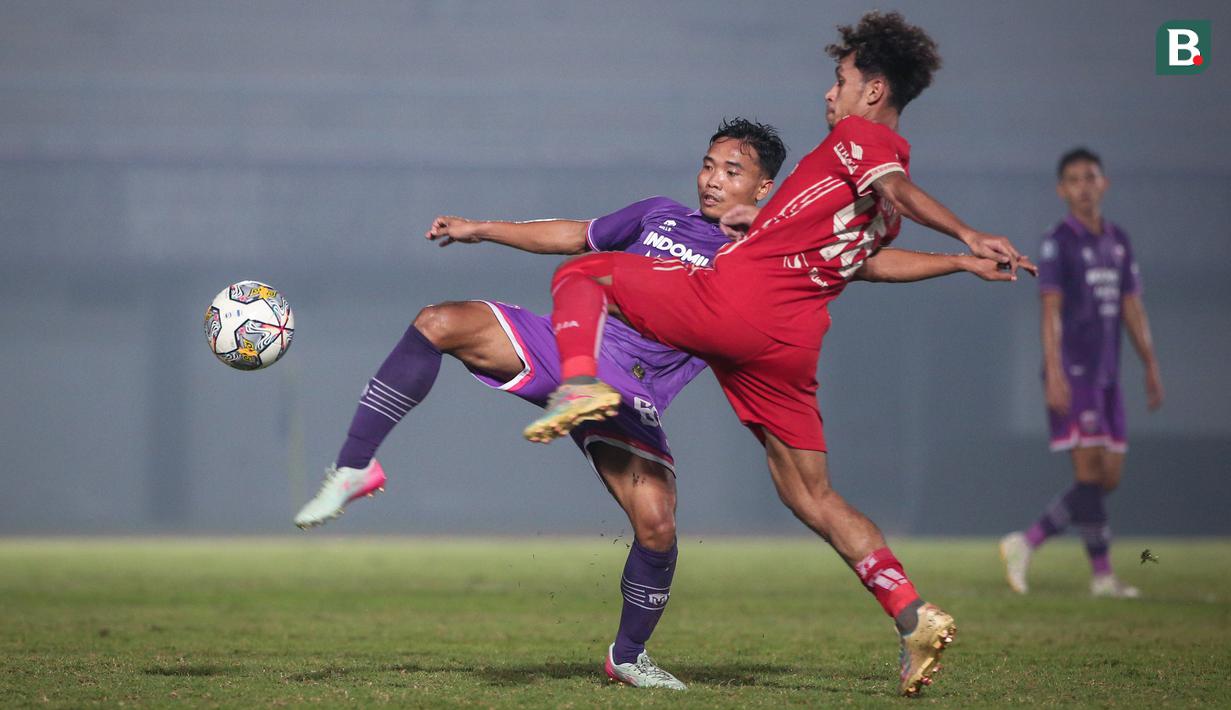 <p>Pemain Persita Tangerang, Mario Jardel (kiri) berebut bola dengan pemain Persija Jakarta, Osvaldo Haay pada laga lanjutan BRI Liga 1 2022/2023 antara Persita Tangerang melawan Persija Jakarta di Stadion Indomilk Arena, Tangerang, Selasa (28/03/2023). (Bola.com/Bagaskara Lazuardi)</p>