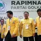 Ketua Umum DPP Golkar Airlangga Hartarto (ketiga kanan) bersama Ketua MPR Bambang Soesatyo (ketiga kiri) dan Wakil Ketua DPR Aziz Syamsuddin (kedua kiri) saat menghadiri Rapimnas Partai Golkar di Kawasan Kuningan, Jakarta Selatan, Kamis (14/11/2019). (Liputan6.com/Johan Tallo)