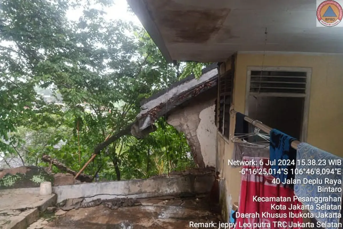 Personel Penanganan Prasarana dan Saranan Umum (PPSU) DKI Jakarta dan petugas Jasa Marga melakukan penanganan longsor tebing Tol JORR di Jalan Mulia Bhakti, RT 06/01, Bintaro, Pesanggrahan.