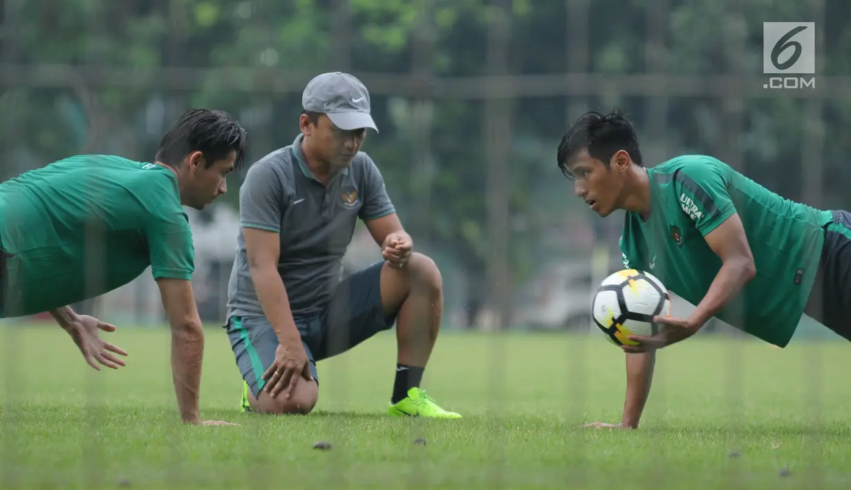 Pemain Timnas Indonesia U-23, Gavin Kwan Adsit (kiri) dan Hanif Sjahbandi berlatih terpisah saat pemusatan latihan di Lapangan A Kompleks GBK, Jakarta, Senin (23/4). Latihan ini persiapan laga PSSI Anniversary Cup 2018. (Liputan6.com/Helmi Fithriansyah)