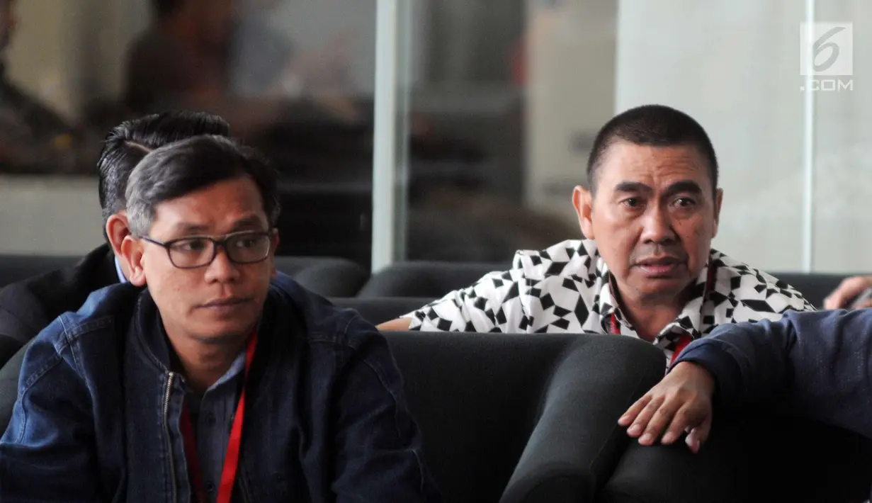 Wali Kota Malang nonaktif, Mochamad Anton menunggu di lobi gedung KPK, Jakarta, Selasa (27/3). M Anton diperiksa sebagai tersangka kasus dugaan suap pembahasan APBD-P Pemerintah Kota Malang Tahun Anggaran (TA) 2015. (Merdeka.com/Dwi Narwoko)
