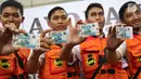 Petugas menunjukan Kartu Multi Trip (KMT) di Stasiun Sudirman, Jakarta, Jumat (16/3). PT Commuter Indonesia bersama PPD  meluncurkan KMT sebagai pelayanan moda transportrasi massal terintegrasi commuter line dan bus kota. (Liputan6.com/Immanuel Antonius)