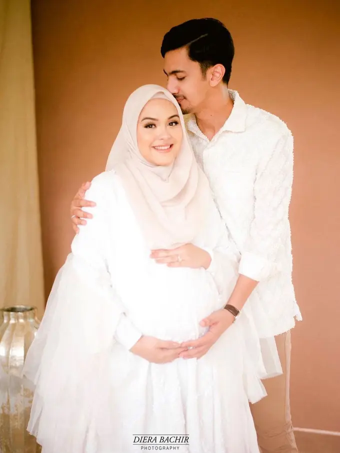 Vebby Palwinta Melahirkan