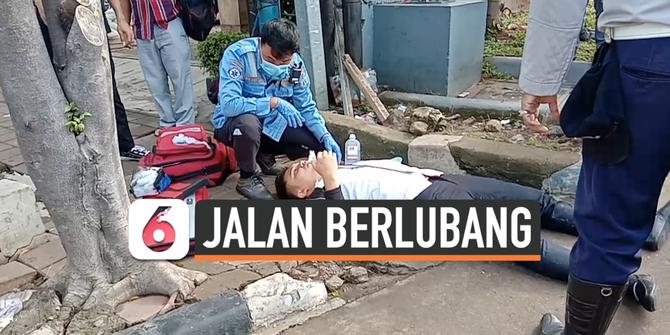 VIDEO: Banjir Jakarta, Pengendara Motor Terjatuh di Lubang