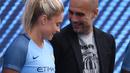 Pep Guardiola berbincang dengan pemain wanita Manchester City Football Club, Izzy Christiansen saat perkenalan dirinya sebagai pelatih di City Football Academy, Manchester, (3/7/2016). (AFP/Oli Scarf)