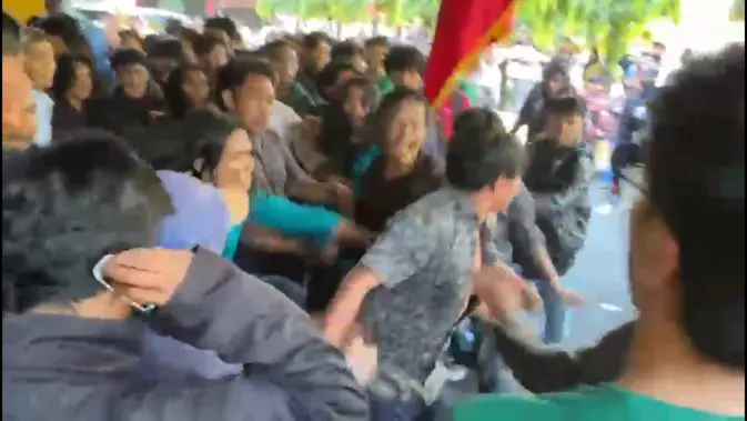 Demo BBM Ricuh, Staf Ketua DPRD Sulsel Adu Jotos dengan Demonstran