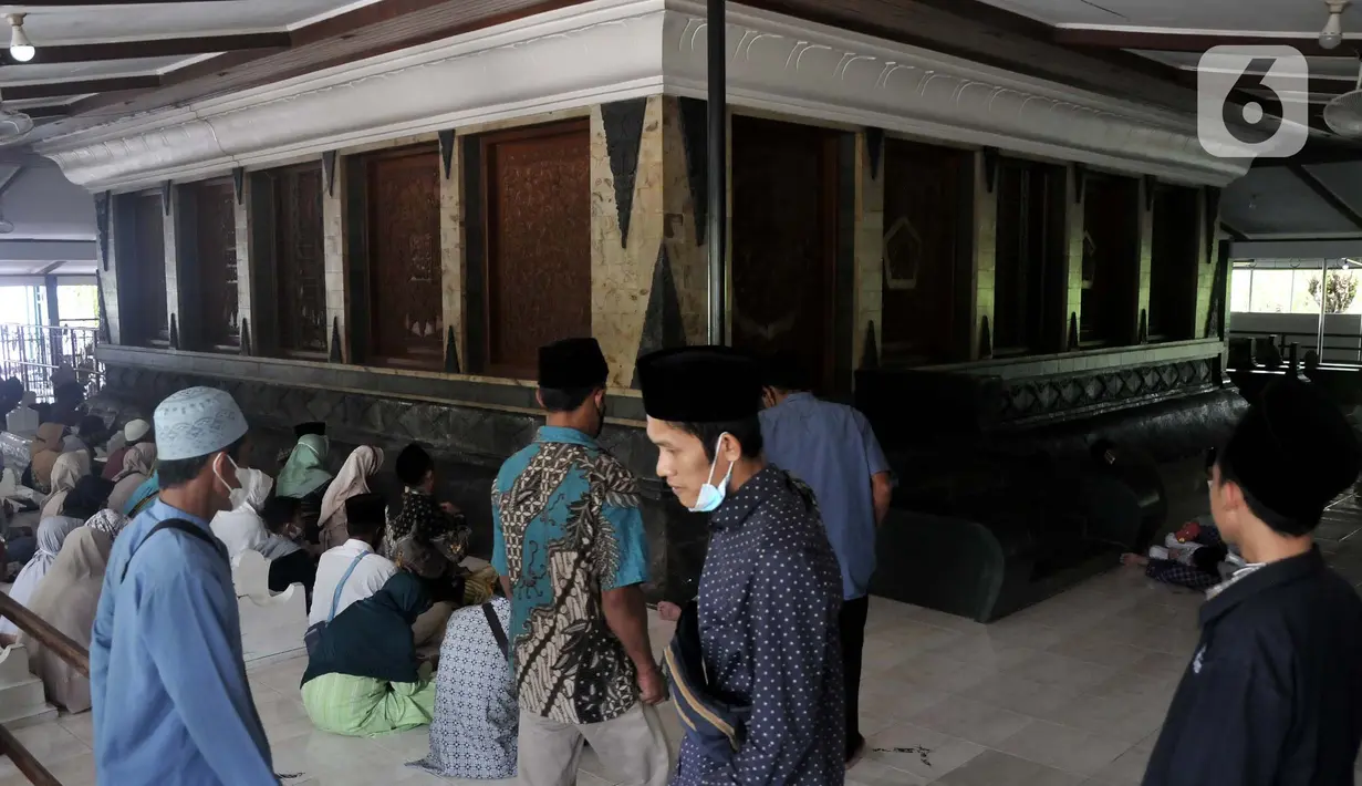 Umat muslim berziarah ke makam Raden Syahid atau Sunan Kalijaga di Desa Kadilangu, Demak, Jawa Tengah, Selasa (29/3/2022). Setelah sempat ditutup akibat pandemi Covid-19, makam salah satu Wali Songo tersebut ramai didatangi peziarah sebagai tradisi jelang Ramadhan. (merdeka.com/Iqbal S Nugroho)