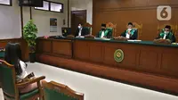 Aktris Wulan Guritno saat menjalani sidang cerai dengan Adila Dimitri di Pengadilan Agama Jakarta Selatan, Kamis (18/3/2021). Agenda sidang perdana beragendakan mediasi. (Liputan6.com/Herman Zakharia)