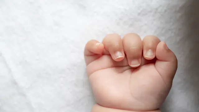 Mengapa Penting Memotong Kuku Bayi?