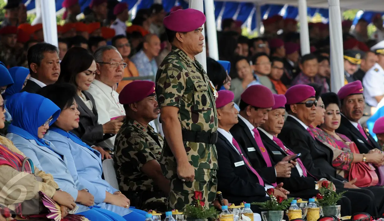 Kasal Laksamana TNI Ade Supandi memimpin upacara Hari Korps Marinir TNI AL yang ke-70 di Markas Marinir Cilandak, Jakarta Selatan, (15/11/2015). Dirgahayu kali ini mengusung tema 'Kuat Bersama Rakyat Berkarakter Maritim'. (Liputan6.com/Helmi Afandi)