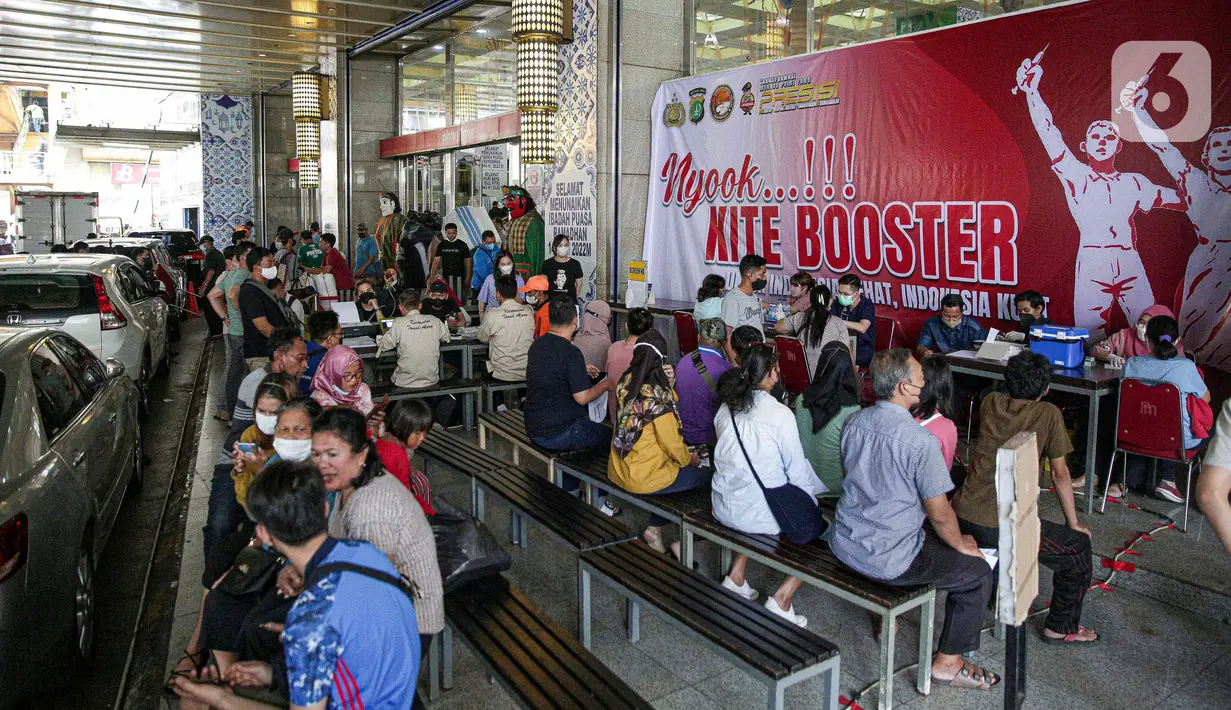 Suasana pelaksanaan vaksinasi booster COVID-19 di Pasar Tanah Abang Blok A, Jakarta, Senin (4/4/2022). Vaksinasi yang diselenggarakan Polri ini diikuti warga sekitar dan pedagang Pasar Tanah Abang yang berencana mudik Lebaran. (Liputan6.com/Faizal Fanani)