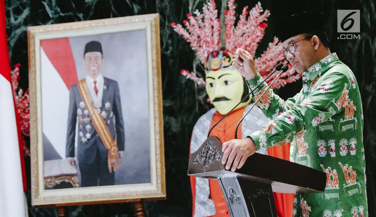 Gubernur DKI Jakarta Anies Baswedan menyampaikan kata sambutan di hadapan marbot masjid Jakarta di Balai Kota, Jumat (9/11). Anies meminta seluruh marbot bisa belajar cara mengelola mesjid dengan baik di Mekah dan Madinah. (Liputan6.com/Immanuel Antonius)