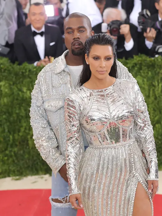 Kejadian prahara tersebut telah membentuk kedua tim. Tim Kimye dan Tim Taylor, para sahabat pun mendukung Taylor dan ada yang memihak pada Kim dan Kanye. (AFP/Bintang.com)