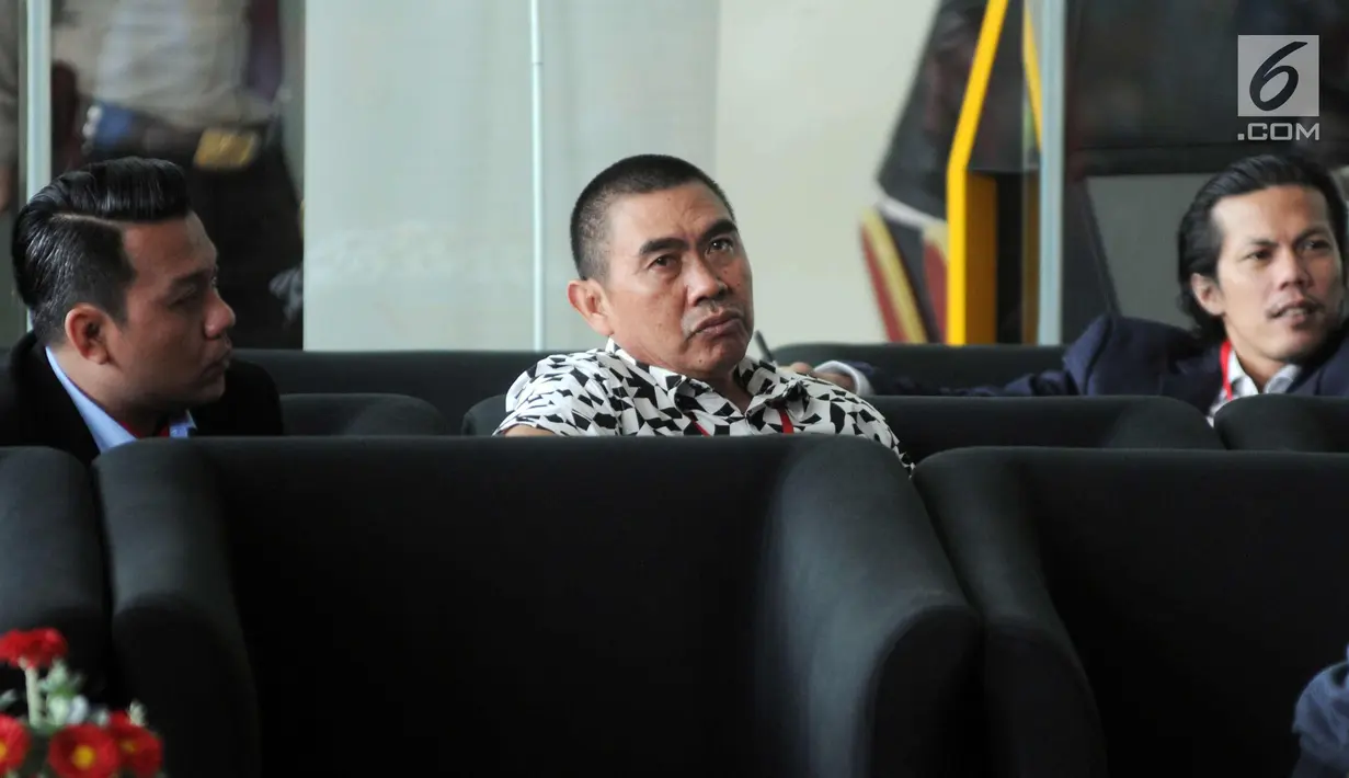 Wali Kota Malang yang juga calon incumbent Wali Kota Malang, Mochamad Anton (tengah) menunggu panggilan penyidik untuk menjalani pemeriksaan perdana pasca penetapan sebagai tersangka di gedung KPK, Jakarta, Selasa (27/3). (Merdeka.com/Dwi Narwoko)