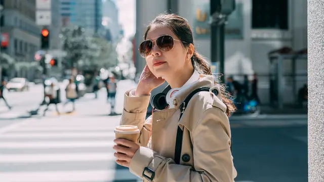 perempuan dan jalan kacamata