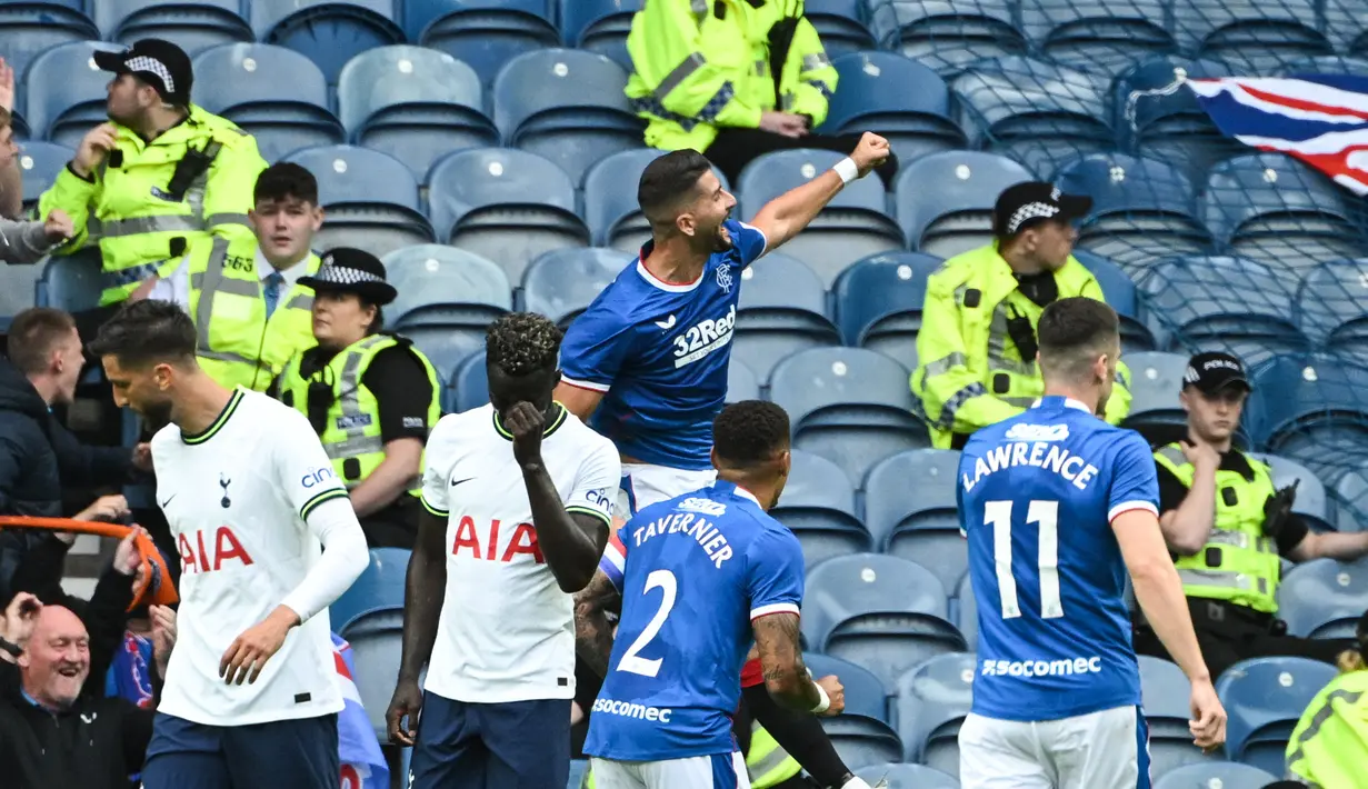 Striker Rangers, Antonio Colak (tengah) berselebrasi usai mencetak gol ke gawang Tottenham pada pertandingan persahabatan di Stadion Ibrox di Glasgow (23/7/2022). Tottenham menang tipis atas Rangers 2-1. (AFP Photo/Andy Buchanan)