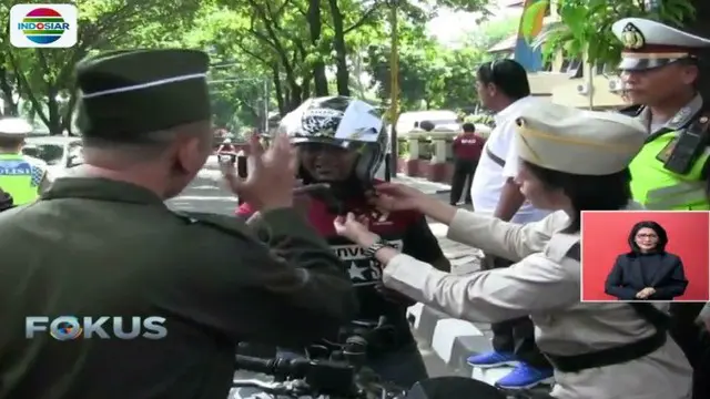 Sebagian pengendara motor yang tidak mengenakan helm bahkan diberi dan dipakaikan helm oleh Polwan berkostum veteran secara cuma-cuma.
