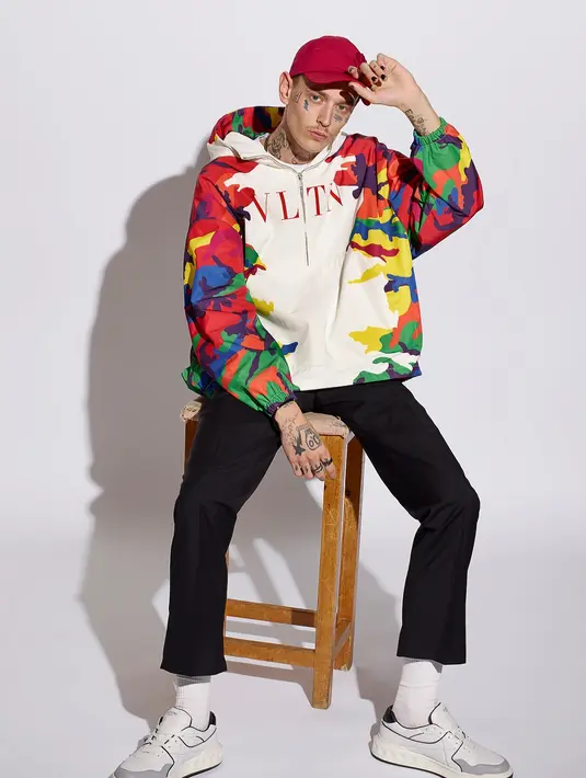 Untuk gaya kasual, padu padan hoodie, pants, dan sneaker dapat membuat penampilanmu makin stylish. (FOTO: doc. Valentino).