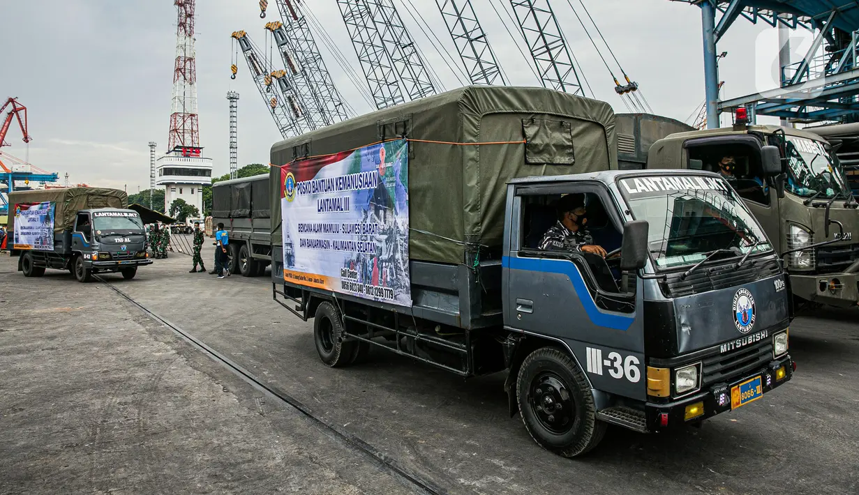 Truk TNI AL mengangkut barang bantuan tujuan Kalimantan Selatan dan Sulawesi Barat ke KRI Banda Aceh 593 di Dermaga 101 Pelabuhan Tanjung Priok Jakarta, Jumat (22/1/2020). TNI AL akan memberangkatkan KRI Banda Aceh yang berkapasitas 500 ton pada 23 Januari 2020. (Liputan6.com/Faizal Fanani)