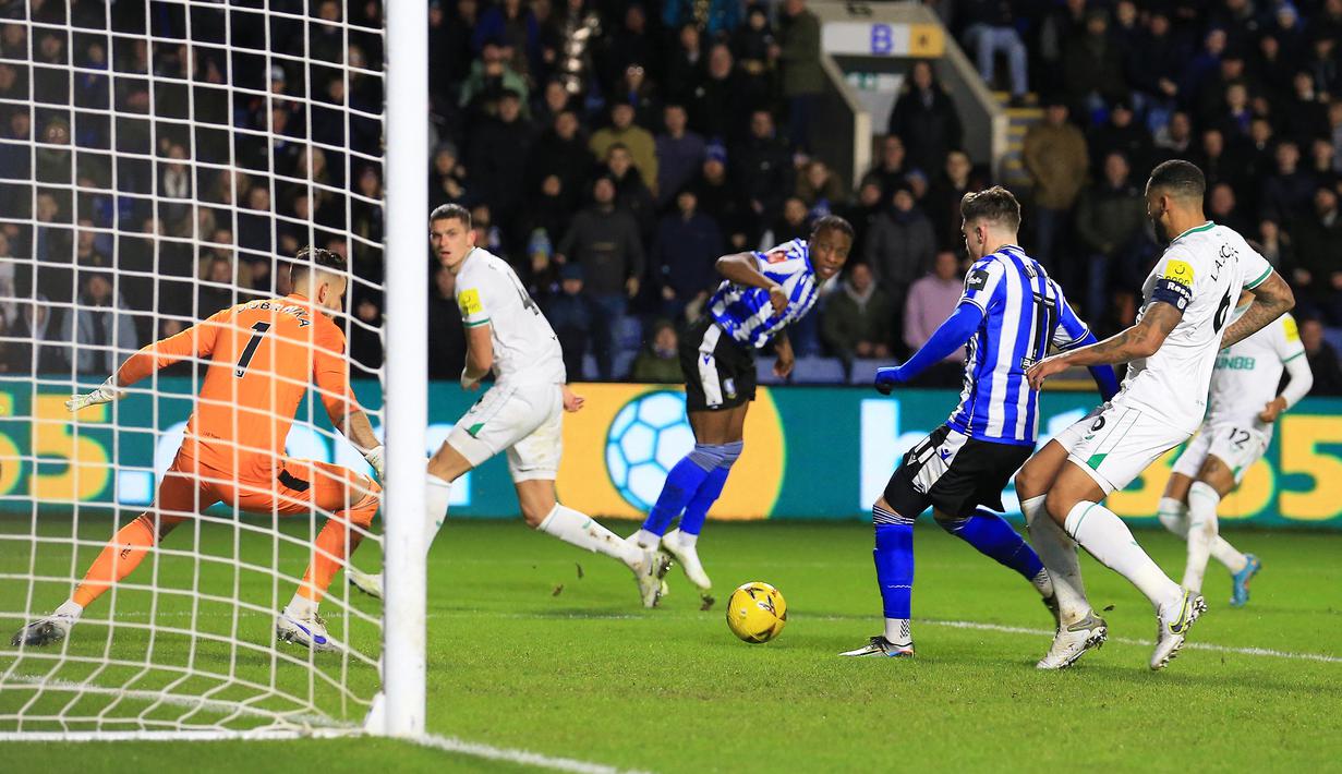 Namun demikian, Sheffield Wednesday baru berhasil menggetarkan jala gawang Newcastle United yang dikawal Martin Dubravka pada babak kedua di menit ke-52 melaui aksi John Windass. (AFP/Lindsey Parnaby)