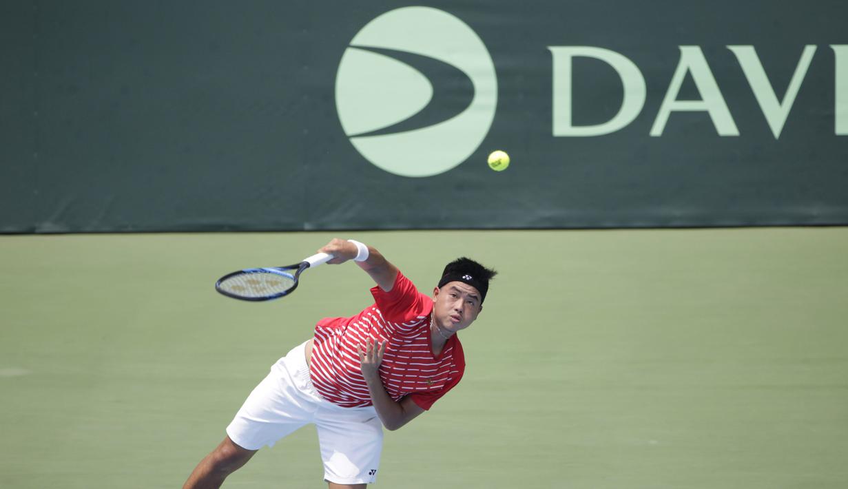 Ganda putra Indonesia, David Susanto / Anthony Susanto, saat melawan ganda putra Selandia Baru, Michael Venus / Marcus Daniell pada laga Piala Davis 2019 Grup II Zona Asia/Oceania di Stadion Tenis GBK, Jakarta, Sabtu (14/9). David / Anthony kalah 0-6 dan 2-6. (Bola.com/Vitalis Yogi Trisna)