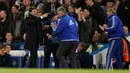 Pelatih Chelsea, Guus Hiddink berusaha menenangkan pelatih Tottenham, Mauricio Pochettino saat pertandingan di Stadion Stamford Bridge, Inggris (3/5). Chelsea bermain imbang dengan Tottenham dengan skor 2-2. (Reuters/John Sibley)