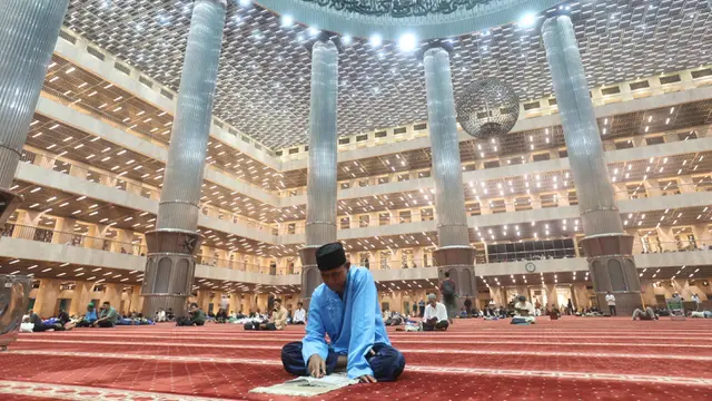 Penghujung Ramadan 1447 Hijriah, Umat Muslim Jalani Itikaf di Masjid Istiqlal Jakarta