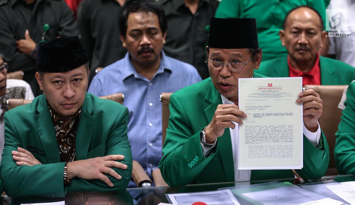 Ketum PPP Djan Faridz menangis saat memberikan penjelasan dalam konferensi pers di DPP PPP, Jakarta, Kamis (20/7). Djan meminta seluruh kader dan simpatisan PPP di seluruh Indonesia untuk bersabar menunggu keputusan hukum. (Liputan6.com/Faizal Fanani)