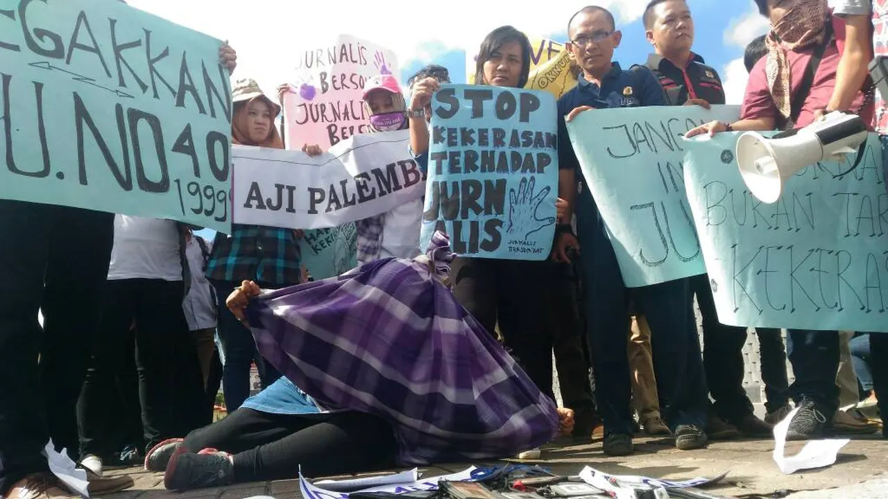 Para jurnalis melakukan aksi solidaritas didepan Polda Sumsel (Liputan6.com / foto : ist - Nefri Inge)