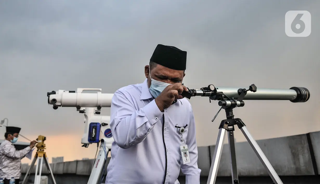 Tim Hisab Rukyat Kanwil Agama Provinsi DKI Jakarta memantau hilal awal Ramadan dari atap Gedung Kanwil Agama DKI Jakarta, Cawang, Jakarta, Senin (12/4/2021). Hilal tidak dapat terlihat dikarenakan langit terhalang mendung dan hujan. (merdeka.com/Iqbal S. Nugroho)